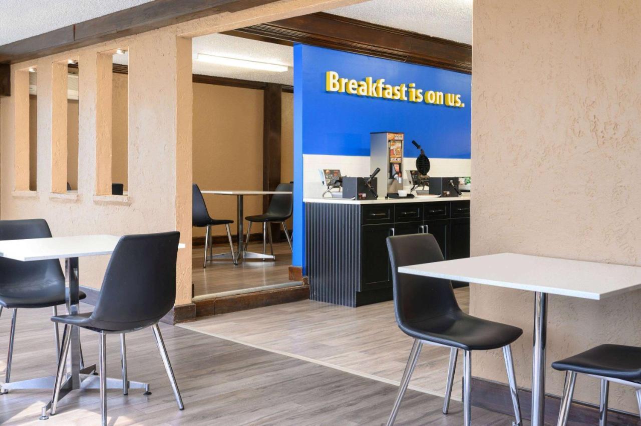 Days Inn By Wyndham Фредеріктон Екстер'єр фото